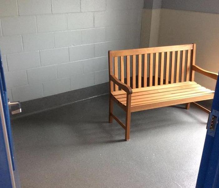 Room with a bench in an animal shelter.